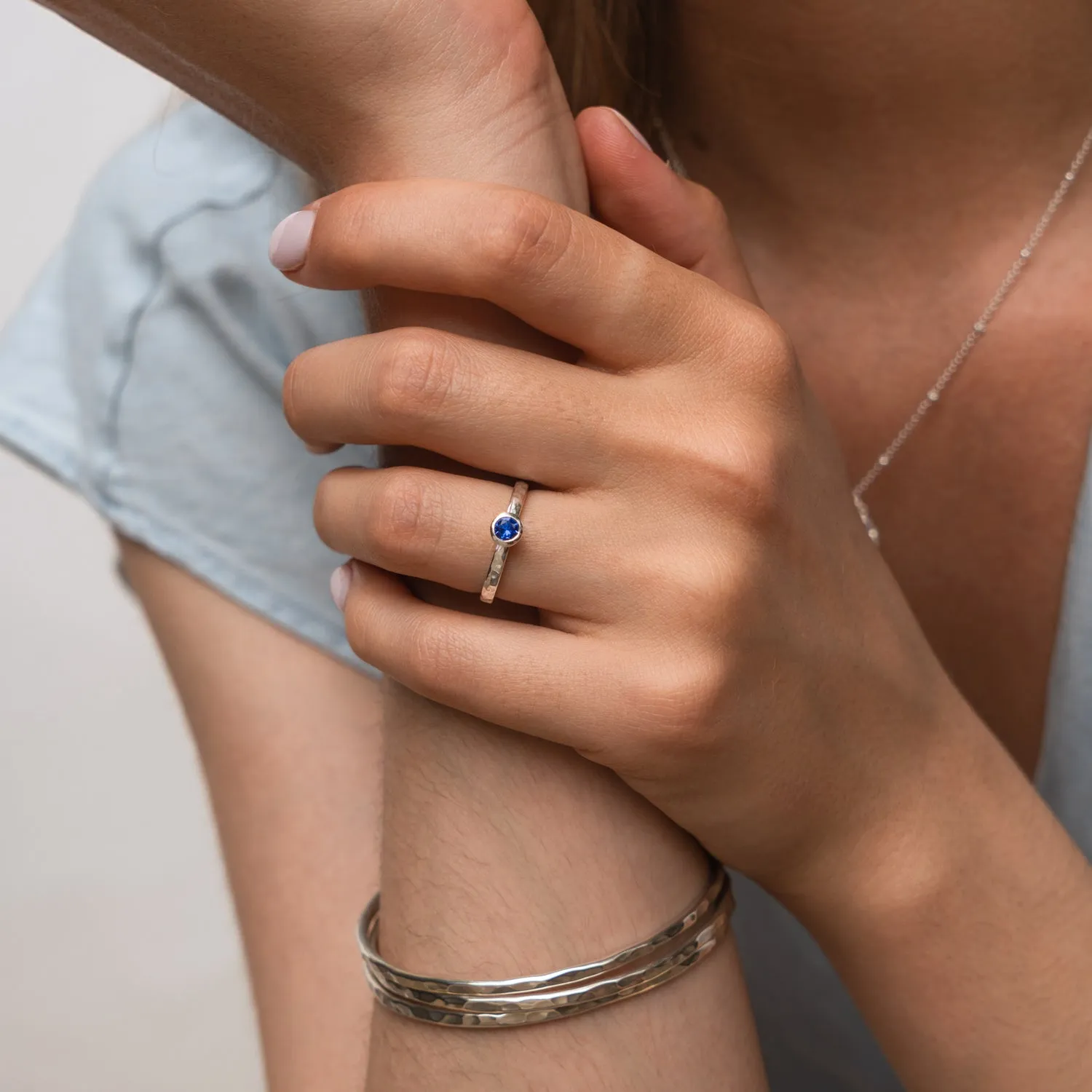 4mm Blue Sapphire Hammered Twinkle Ring